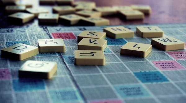 Maîtriser les règles du scrabble : guide complet et pratique